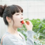 イチゴを食べる女子大生
